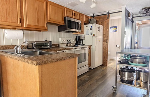 Snowshoe House | SR 21A: Summer modern mountain retreat! EV charger & dogs welcome!
