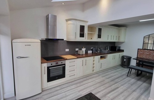 London Colney Apartment | St Albans Stylish Ensuite Studio With Kitchenette, Serviced apartments.