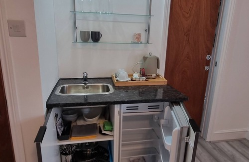 London Colney Apartment | St Albans Stylish Ensuite Studio With Kitchenette, Serviced apartments.