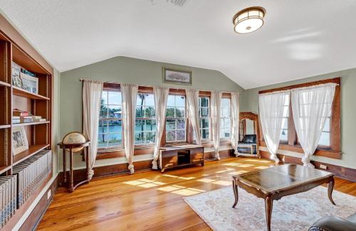 Downtown Historic District Villa | St Augustine "Pink House" Sleep 12, 6 Bd, 3Bth, Steps to Historic St Augustine Center & All Tourist Attractions, Restaurants, Cafes, Backyard, Porch