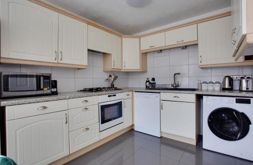 Swindon Apartment | ST AUSTELL - Spacious Home, High Speed Wi-Fi, Free Parking, Garden