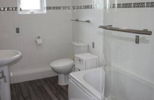 Wiseman's Bridge Apartment | St Helens Apartment 1
