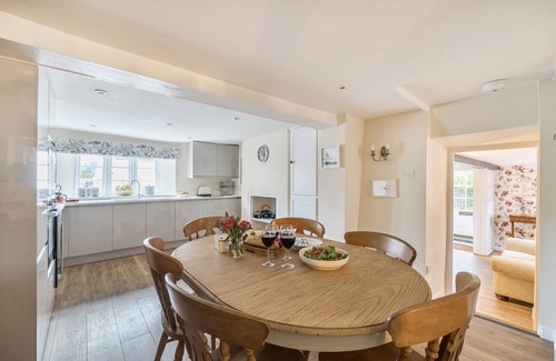 West Compton Cottage | St Peter's Cottage - sleeps 6 guests in 3 bedrooms