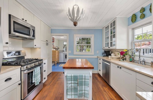 Demere Park House | St. Simons Gem Classic Cottage w/Pool 3 min. Walk to Beach & Dinner