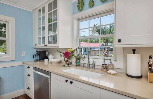 Demere Park House | St. Simons Gem Classic Cottage w/Pool 3 min. Walk to Beach & Dinner