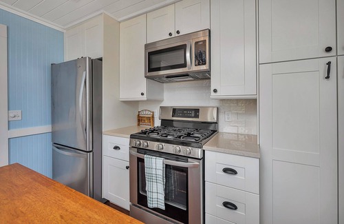 Demere Park House | St. Simons Gem Classic Cottage w/Pool 3 min. Walk to Beach & Dinner