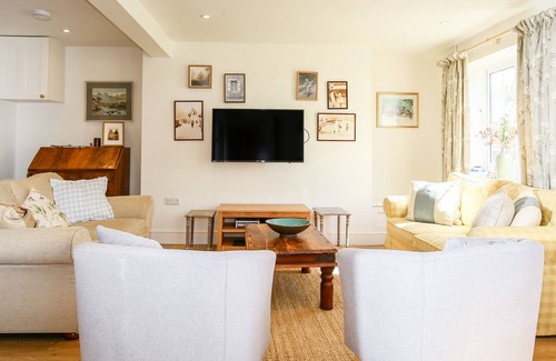 Filkins Cottage | STABLE COTTAGE, pet friendly, character holiday cottage in Filkins