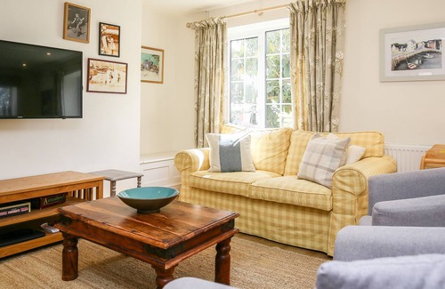 Filkins Cottage | STABLE COTTAGE, pet friendly, character holiday cottage in Filkins