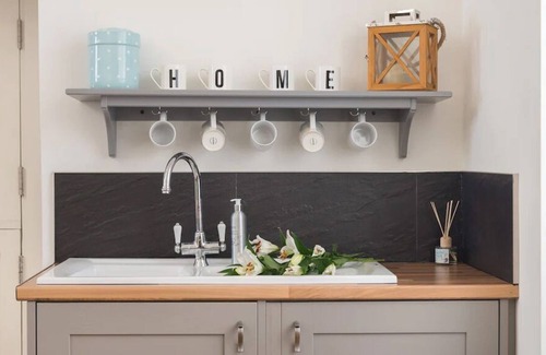 Marazion House | Stableyard Cottage - sea views & parking/garage