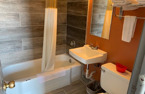 Athol Springs Hotel | Stadium View Inn