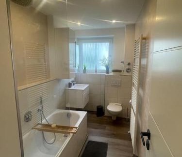 Fuldatal Apartment | Stadtnah & Chic - Ihringshausen Retreat