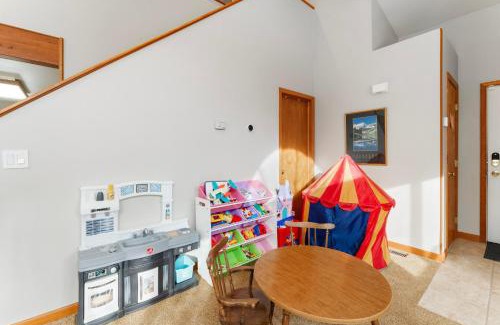 Willow Grove House | Stand-alone Mountain Home, Private Hot Tub and Deck by Summit County Mountain Retreats