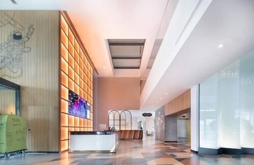 Dubai Apartment | Standard King Room Near Azizi Berton