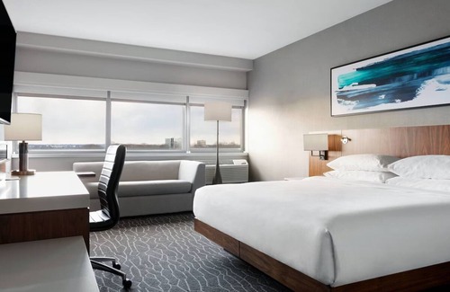 Iselin Hotel | Standard Room 1 King Bed, Delta Hotels, Indoor Pool, Near Newark Airport