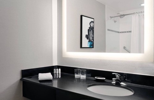 Iselin Hotel | Standard Room 1 King Bed, Delta Hotels, Indoor Pool, Near Newark Airport