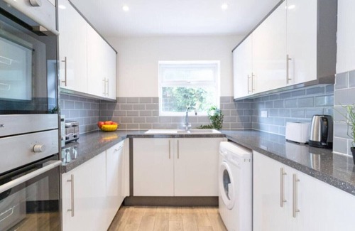 Portsmouth Apartment | Stansted 2 | 6 BR Victorious Festival FREE PARKING