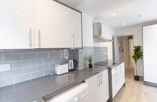 Portsmouth Apartment | Stansted 2 | 6 BR Victorious Festival FREE PARKING