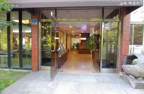 Downtown House | Star House