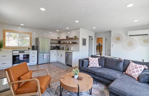 Broadway Cabin | Stargazers Cabin Hot Tub! Mountain Views!