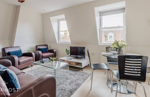 Guildford Apartment | StarHost Residences | Stylish 2 bed apartment in the centre of Guildford