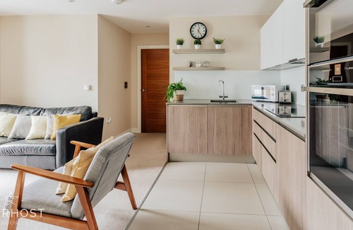 Guildford Apartment | StarHost Residences | Modern Stylish 2 Bedroom Apartment in Guildford