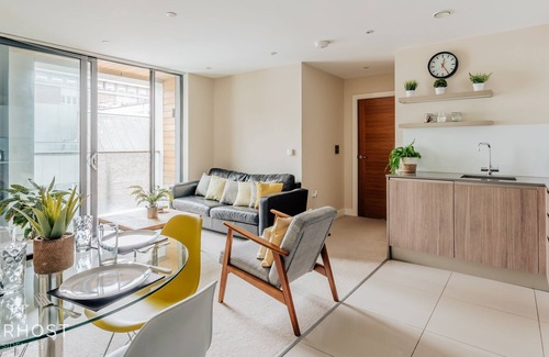 Guildford Apartment | StarHost Residences | Modern Stylish 2 Bedroom Apartment in Guildford