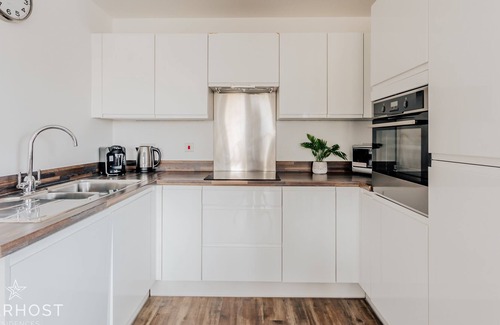 Guildford Apartment | StarHost Residences | Spacious 2 bedroom apartment in Guildford centre