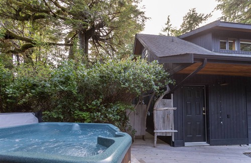 Tofino Apartment | Starlight Nestled in the Forest with a Hot Tub!