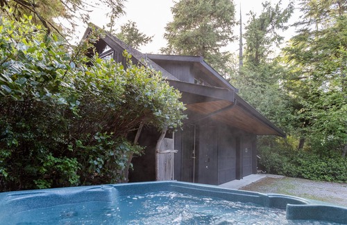 Tofino Apartment | Starlight Nestled in the Forest with a Hot Tub!