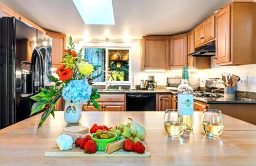 Forest Hills House | Starry Nights~Blissful Family Retreat! Walk to River! GmRm/Pup/WiFi/Yard