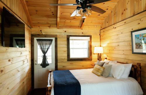Rogers House | "Stars Hollow" Cozy Mini-Cabin in Muir Valley -RRG