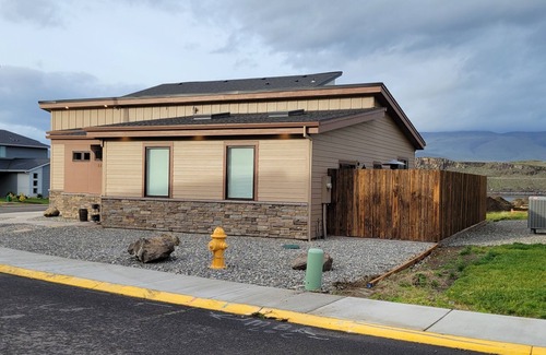 The Dalles House | Station 19 is a charming new 3-bedroom home with AC and WiFi in The Dalles