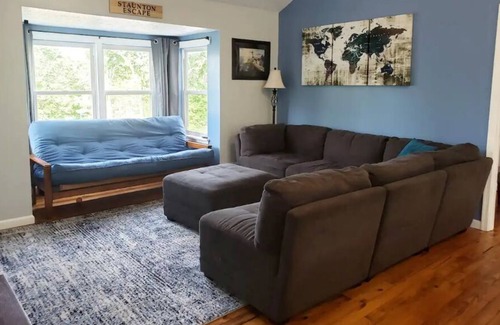 Staunton House | Staunton Escape 👑King Bed+🐾pet friendly+Wifi+washer&dryer+fence+coffee+Netflix