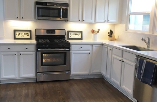 West Newport House | Stay at the beach in your own private cottage. Parking and AC included!