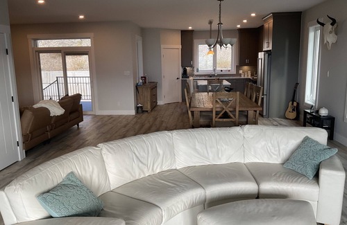 Merritt House | Stay at the Peregrine Lookout.Pet free, and fully climate controlled view home.