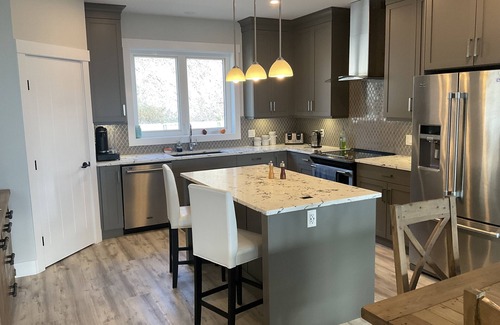 Merritt House | Stay at the Peregrine Lookout.Pet free, and fully climate controlled view home.