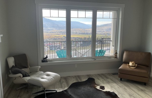 Merritt House | Stay at the Peregrine Lookout.Pet free, and fully climate controlled view home.