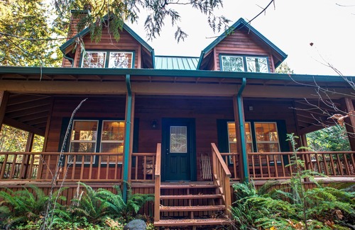 Rhododendron Cabin | Stay before 9/14 get the 3RD night FREE! Hot tub, river access A/C