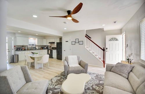 East Ocean View House | Stay By the Beach! Norfolk Duplex Half-Mi to Ocean