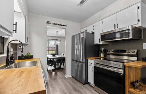 Gainesville House | Stay Classy: Spacious 3BR with Firepit and Arcade Near UF