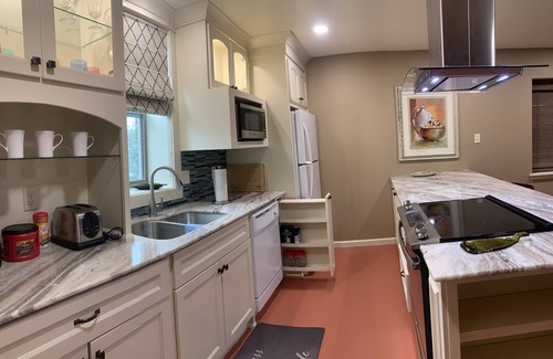 Downtown Little Rock Condo | Stay close to entertainment! nDowntown LR 2 bedroom apt near Simmons Bank Arena