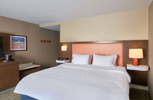 Smithfield Hotel | Stay Close to Twin River Casino – Room with Pool, Gym, and Breakfast