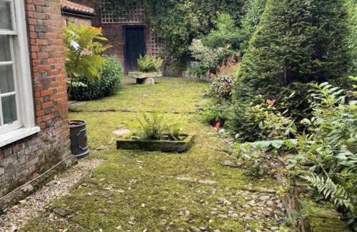 Harleston House | Stay in a 15th century medieval house