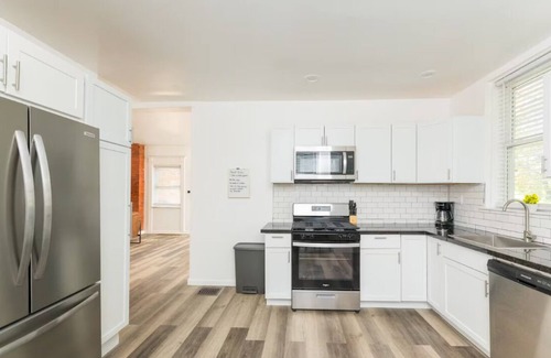 Pittsburgh House | Stay in North Oakland/Hill Section! Private Suite w/Shared Luxury Amenities