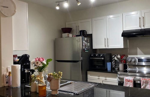 Radisson Heights - Albert Park Condo | Stay in style: near DT + private bathroom