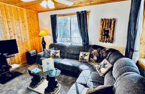 Yosemite West House | Stay in Yosemite-Cozy Bear North-Sleeps 5