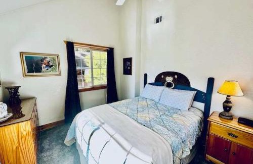 Yosemite West House | Stay in Yosemite-Cozy Bear North-Sleeps 5