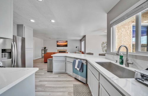 Victorville House | Stay Longer with Flexibility｜Family & Pets Approved｜Lush Backyard #42111