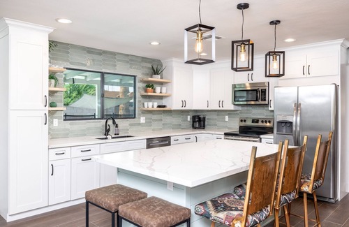 Tempe House | Stay & Play: Heated Pool, Putting Green, and Games