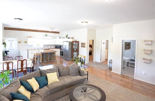 Pickaway County House | Stay & Play! Private guest house, Golf,Pool,Court